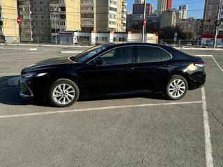2023 Toyota Camry VIII (XV70) Рестайлинг, чёрный, 5050000 рублей, вид 4