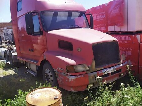 2001 Volvo VNL, красный, 1181997 рублей, вид 1