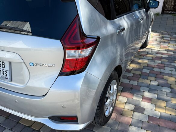 2018 Nissan Note e-Power II Рестайлинг, серебристый, 1250000 рублей - вид 13