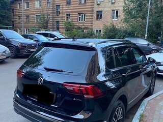 2021 Volkswagen Tiguan II Рестайлинг, чёрный, 3355000 рублей, вид 3