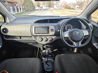 2016 Toyota Vitz III (XP130) Рестайлинг, белый, 900000 рублей, вид 5