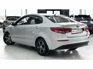 2016 Kia Rio III Рестайлинг, серебристый, 1029000 рублей, вид 3
