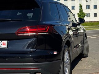 2019 Volkswagen Touareg III, чёрный, 3900000 рублей, вид 4