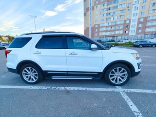 2017 Ford Explorer V Рестайлинг, белый, 2900000 рублей, вид 4
