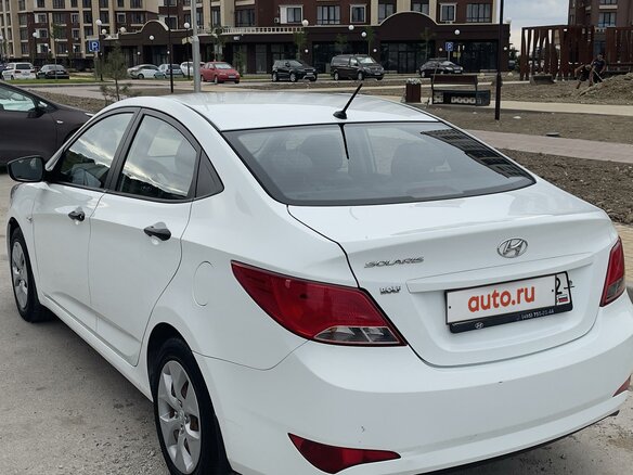 2015 Hyundai Solaris I Рестайлинг, белый, 1200000 рублей - вид 2