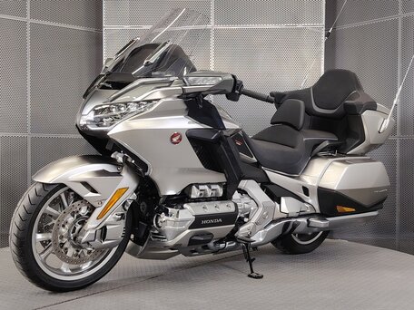 2024 Honda GL 1800 Gold Wing, серебристый, 3099000 рублей, вид 4