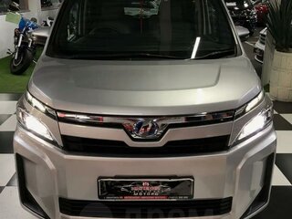 2018 Toyota Voxy III (R80) Рестайлинг, серебристый, 2500000 рублей, вид 2