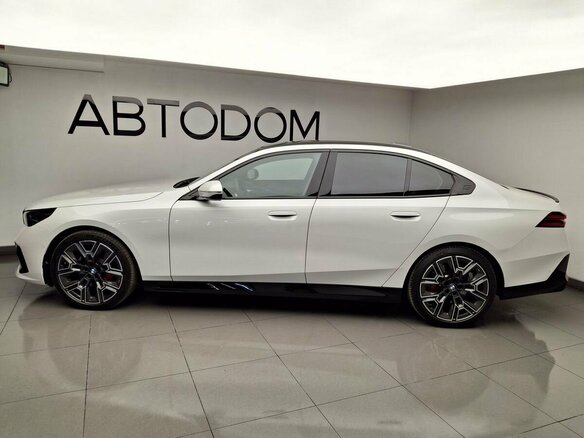 2025 BMW 5 серии 530i xDrive VIII (G60/G61/G68), белый, 9350000 рублей - вид 1