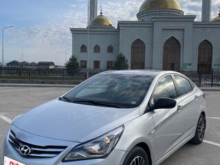 2015 Hyundai Solaris I Рестайлинг, серебристый, 910000 рублей, вид 1