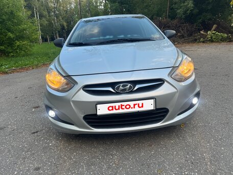 2011 Hyundai Solaris I, серебристый, 730000 рублей, вид 2