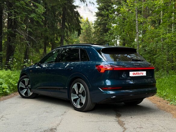 2020 Audi e-tron 55 I, синий, 5800000 рублей - вид 3