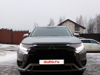 2019 Mitsubishi Outlander PHEV III Рестайлинг 3, серебристый, 4500000 рублей, вид 2