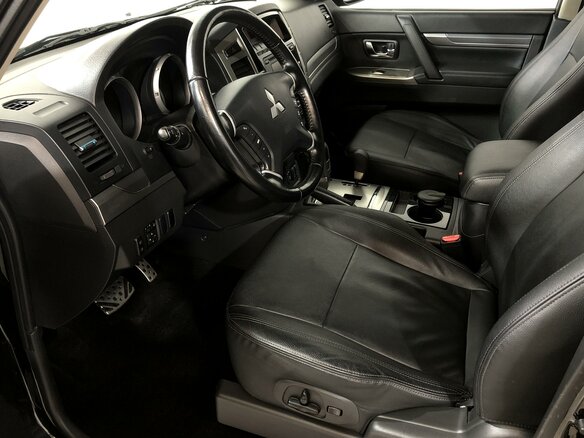 2017 Mitsubishi Pajero IV Рестайлинг 2, чёрный - вид 4