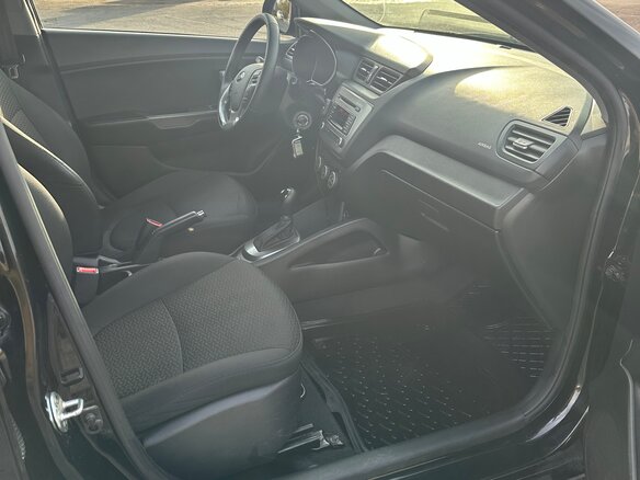 2016 Kia Rio III Рестайлинг, чёрный, 1200000 рублей - вид 2