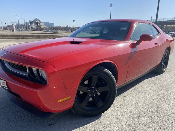 2009 Dodge Challenger III, красный - вид 3