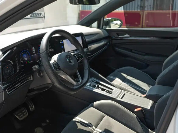 2022 Volkswagen Golf VIII, белый, 1710000 рублей - вид 8