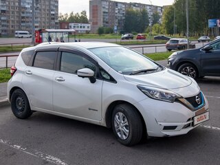 2018 Nissan Note e-Power II Рестайлинг, белый, 1325000 рублей, вид 3