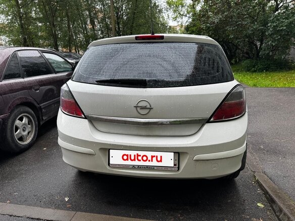 2010 Opel Astra H Рестайлинг, белый, 600000 рублей - вид 2