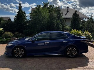 2021 Toyota Camry VIII (XV70) Рестайлинг, синий, 4150000 рублей, вид 4