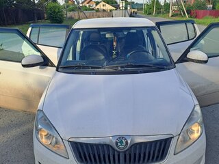 2011 Skoda Fabia II Рестайлинг, белый, 350000 рублей, вид 1
