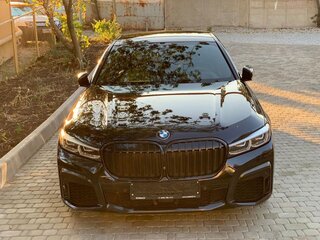 2020 BMW 7 серии 730d xDrive VI (G11/G12) Рестайлинг, чёрный, 6000000 рублей, вид 2