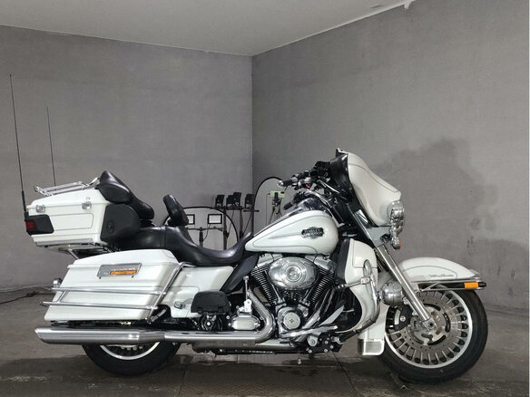2011 Harley-Davidson Electra Glide, белый, 925000 рублей