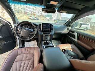 2020 Toyota Land Cruiser 200 Series Рестайлинг 2, белый, 8900000 рублей, вид 2