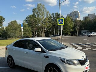 2016 Kia Rio III Рестайлинг, белый, 950000 рублей, вид 4