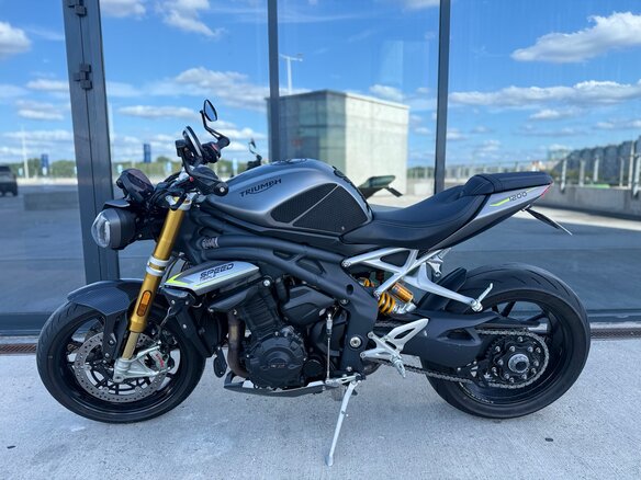 2021 Triumph Speed Triple, серый, 1200000 рублей - вид 10