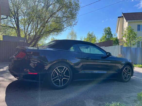 2018 Ford Mustang VI Рестайлинг, чёрный, 2400000 рублей - вид 4