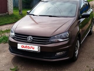 2017 Volkswagen Polo V Рестайлинг, коричневый, 900000 рублей, вид 1