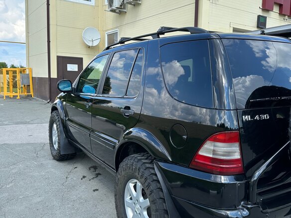 1998 Mercedes-Benz M-Класс 430 I (W163), чёрный, 1300000 рублей - вид 8