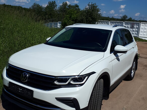 2021 Volkswagen Tiguan II Рестайлинг, белый - вид 1