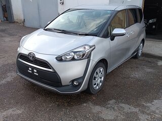 2017 Toyota Sienta II, серебристый, 1700000 рублей, вид 1