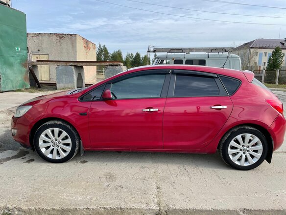 2011 Opel Astra J, красный - вид 3