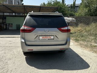 2017 Toyota Sienna III Рестайлинг, серебристый, 2350000 рублей, вид 4
