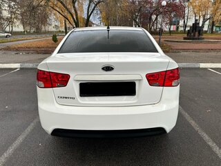 2009 Kia Cerato I Рестайлинг, белый, 900000 рублей, вид 3