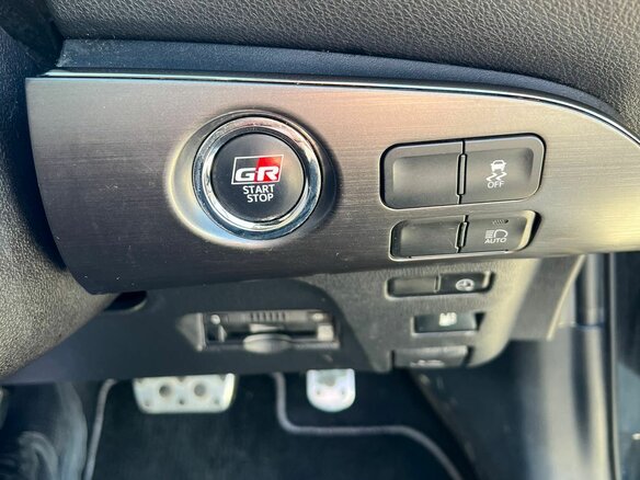 2019 Toyota Prius PHV ZVW52 IV (XW50), чёрный, 2400000 рублей - вид 16