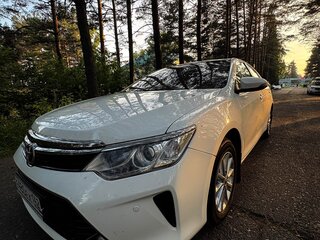 2017 Toyota Camry VII (XV50) Рестайлинг 2, белый, 2360000 рублей, вид 2