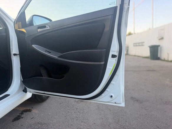 2014 Hyundai Solaris I Рестайлинг, белый, 920000 рублей - вид 10