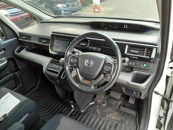 2017 Honda Stepwgn Spada V, белый, 1850000 рублей - вид 15