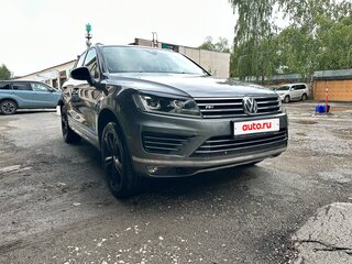 2017 Volkswagen Touareg II Рестайлинг, серый, 3500000 рублей, вид 3