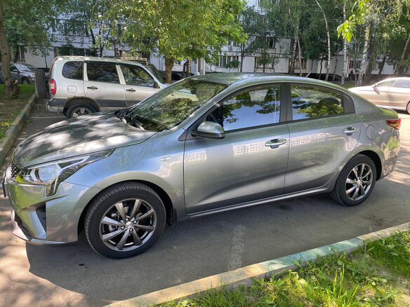 2020 Kia Rio IV Рестайлинг, серый - вид 3