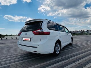 2017 Toyota Sienna III Рестайлинг, белый, 2840000 рублей, вид 4