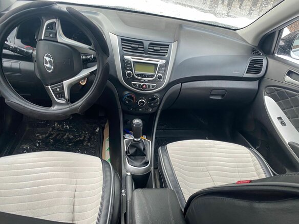 2011 Hyundai Solaris I, серебристый, 729000 рублей - вид 5