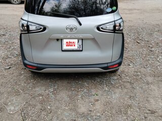 2019 Toyota Sienta II Рестайлинг, серебристый, 1450000 рублей, вид 4