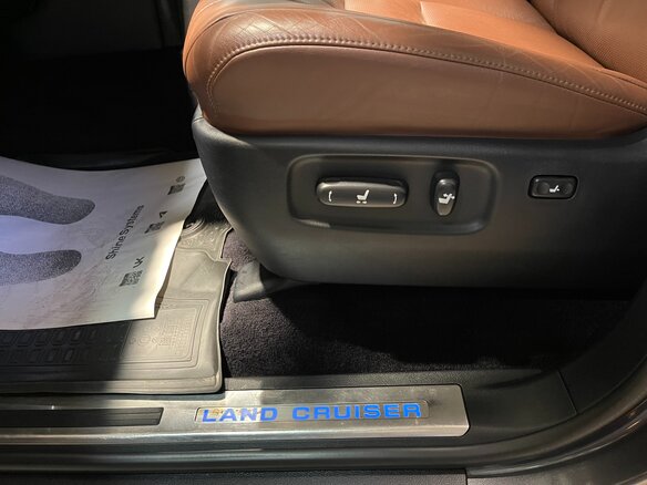 2016 Toyota Land Cruiser 200 Series Рестайлинг 2, серый, 5700000 рублей - вид 16