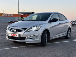 2014 Hyundai Solaris I Рестайлинг, серебристый, 900000 рублей, вид 2