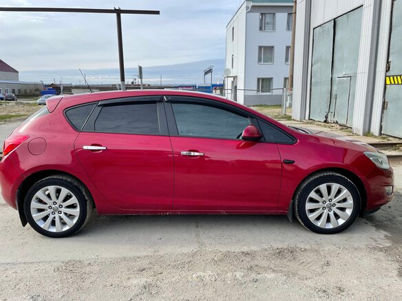 2011 Opel Astra J, красный - вид 1