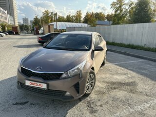 2021 Kia Rio IV Рестайлинг, коричневый, 1790000 рублей, вид 3